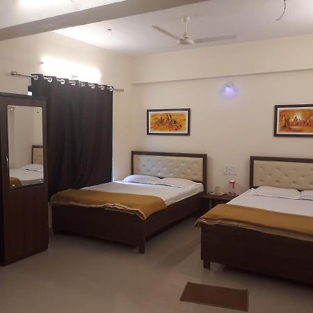Maharaja Family Guest House Лонавала Екстериор снимка