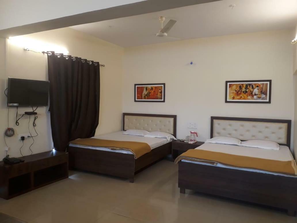 Maharaja Family Guest House Лонавала Екстериор снимка
